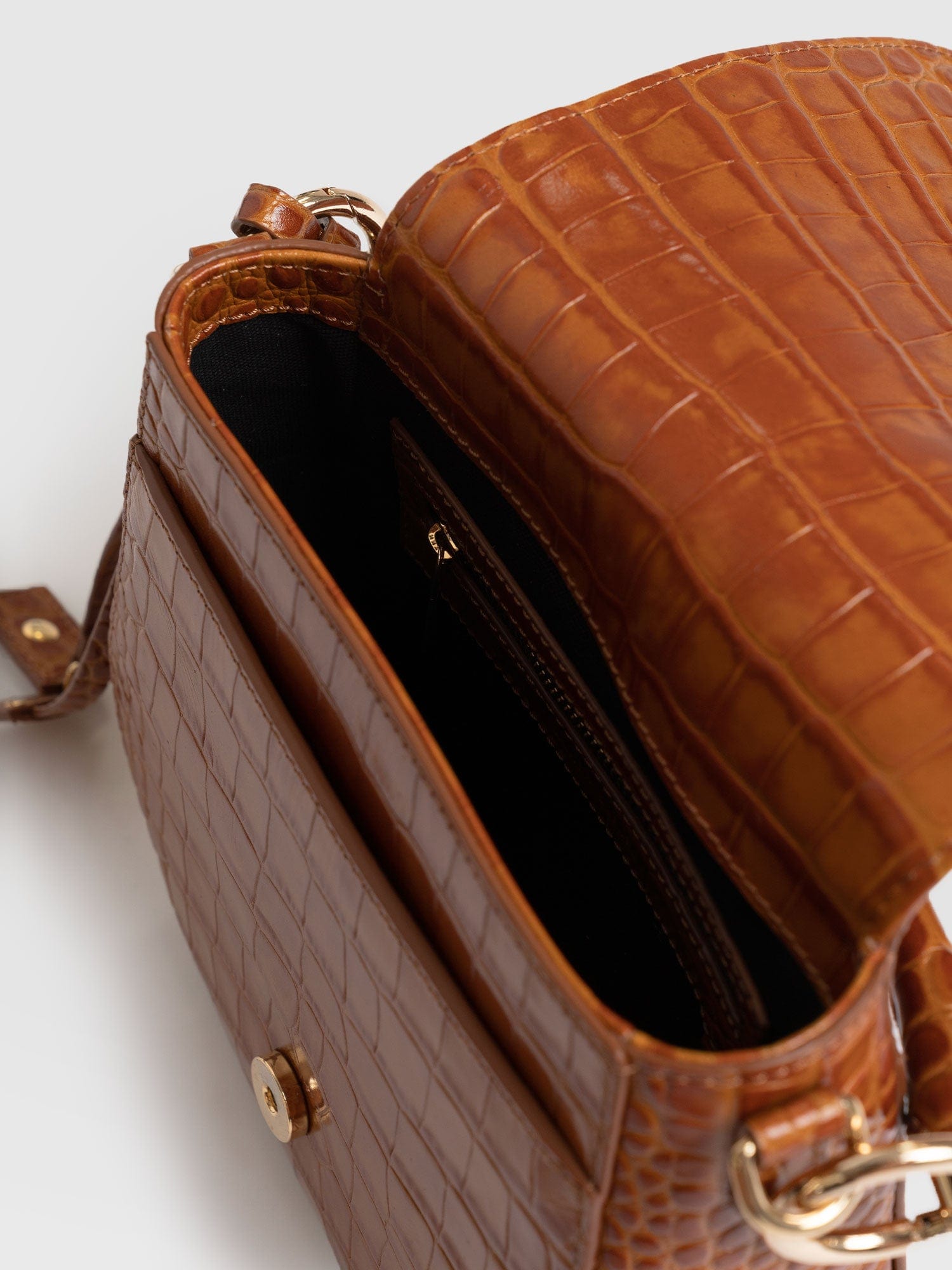 Saddle Bag Brown Croc - Women's Handbag | Saint + Sofia® EU